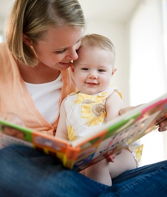 Мама читает книгу малютке