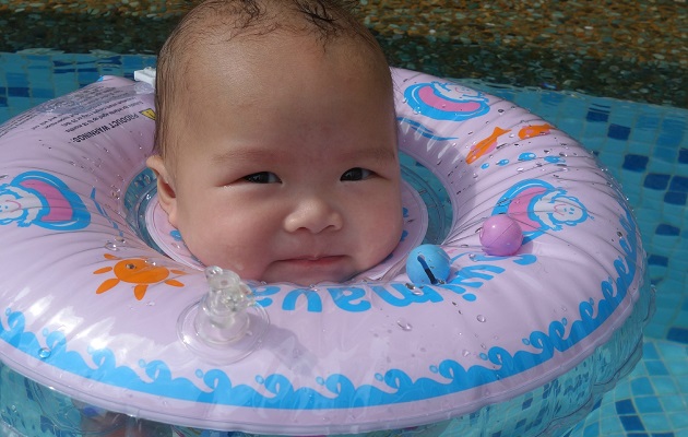Малыш с кругом для купания на шее