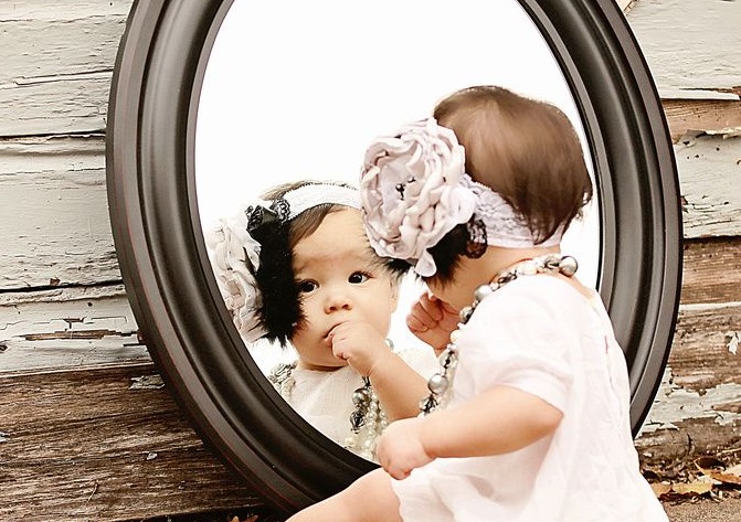 Ребенок смотрит в зеркало