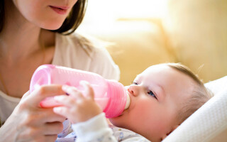 Как правильно менять смесь младенцу-искусственнику?