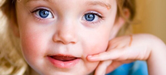 Когда изменяется цвет глаз у младенцев?
