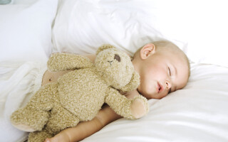 Как научить ребенка спать всю ночь?