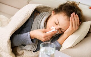 Как избежать заражения грудничка простудой?
