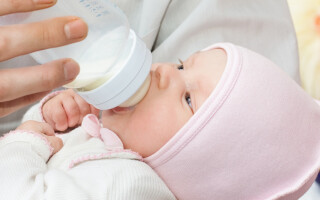 Правильное кормление новорожденного из бутылочки