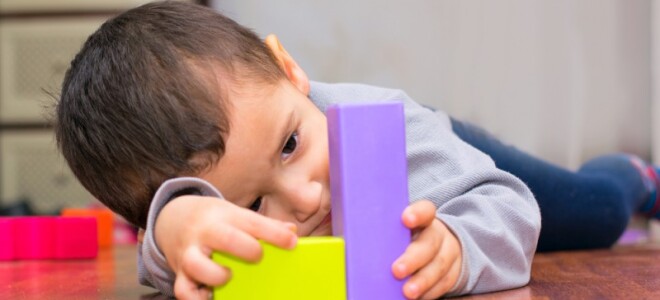 Каковы признаки аутизма у детей до года?