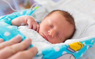 Апноэ у новорожденных: симптомы и первая помощь