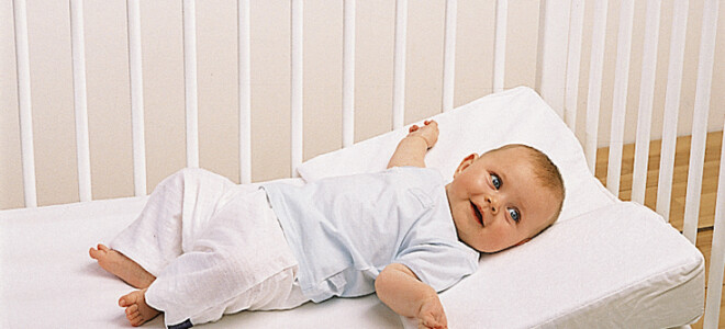 Положительные и отрицательные моменты использования подушек для сна новорожденных