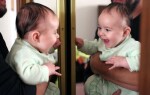 Ребенок смотрит в зеркало