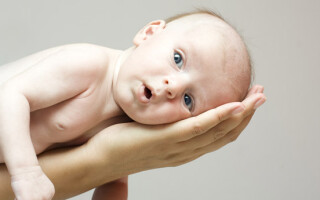 Как нужно правильно держать новорожденного ребенка?