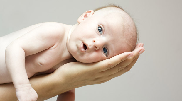 Как нужно правильно держать новорожденного ребенка?