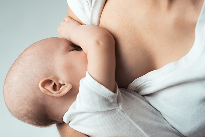 До скольки лет нужно кормить ребенка грудным молоком?