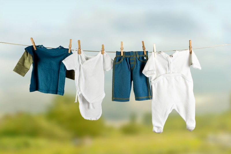 Чем лучше стирать вещи новорожденных деток?