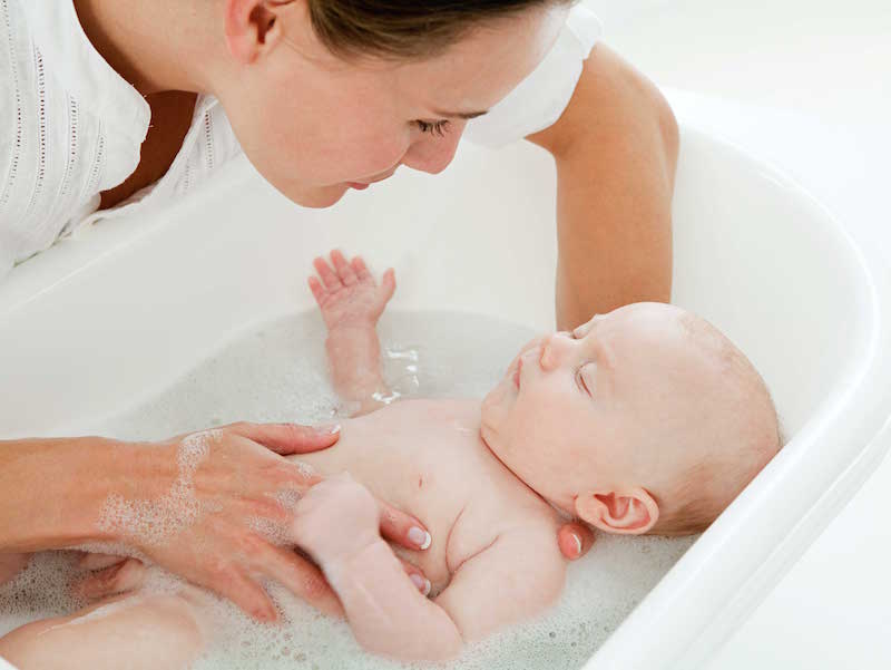 Гигиена новорожденных: умывание, купание и подмывание мальчиков и девочек