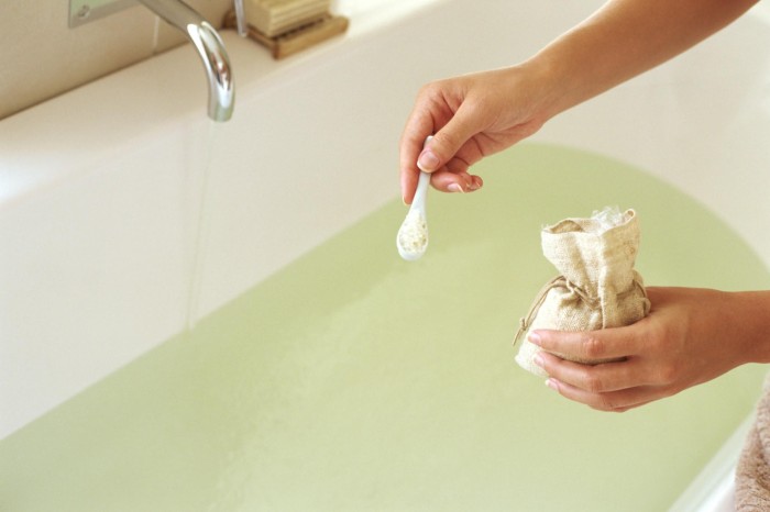 Как делать лечебные ванны для грудничка?