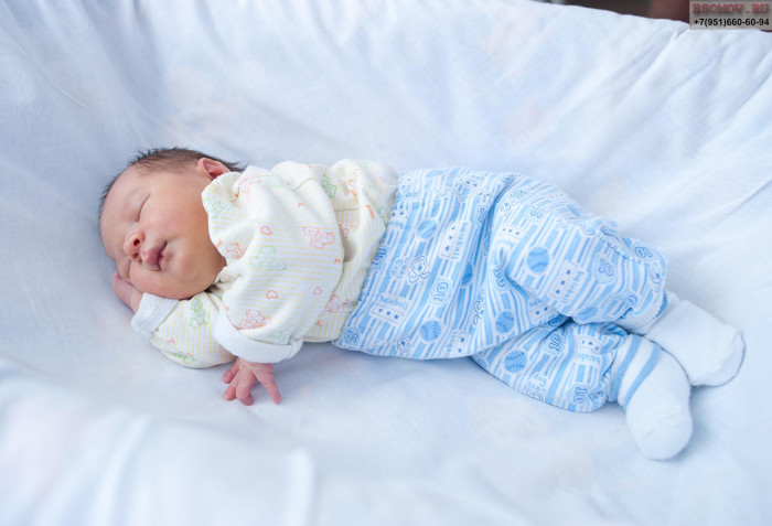 Как нужно одевать новорожденного ребенка дома?